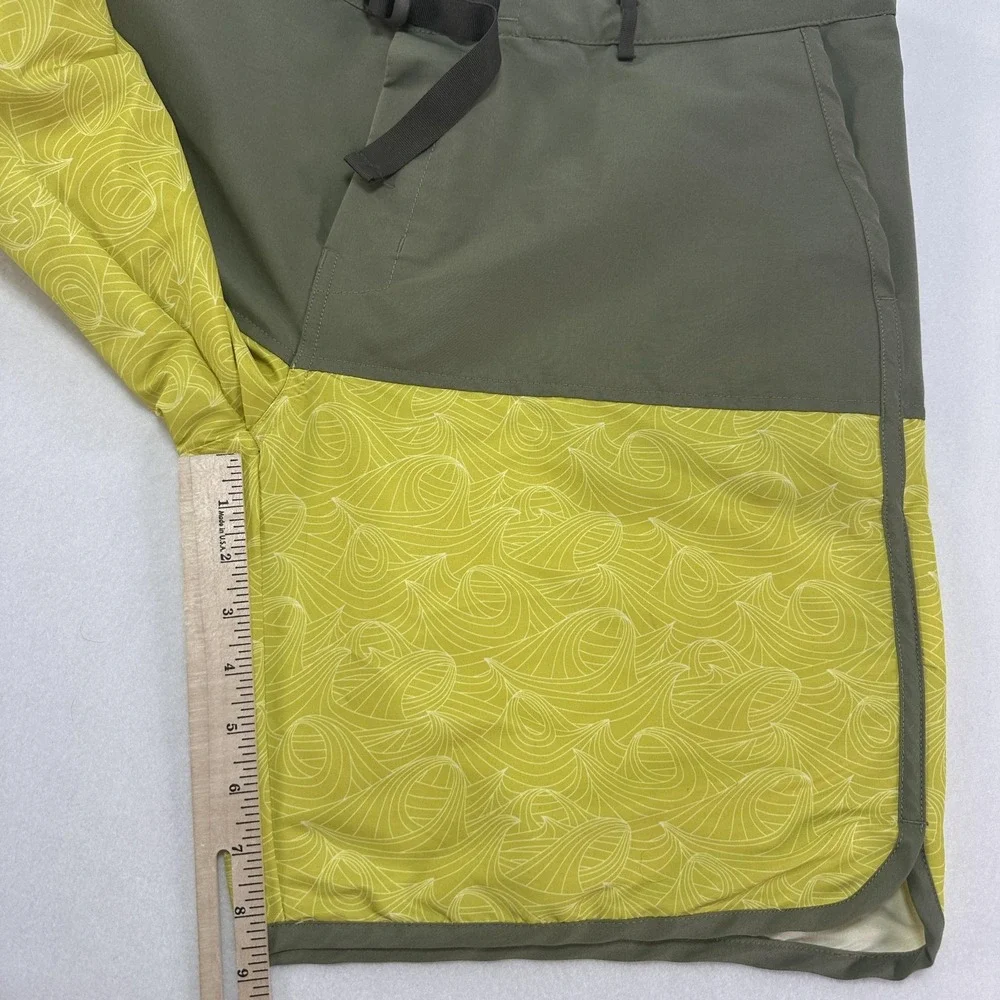 Helly Hansen Board Shorts Mens XL Green Yellow Geometric Surf Swim Trunks UPF 50